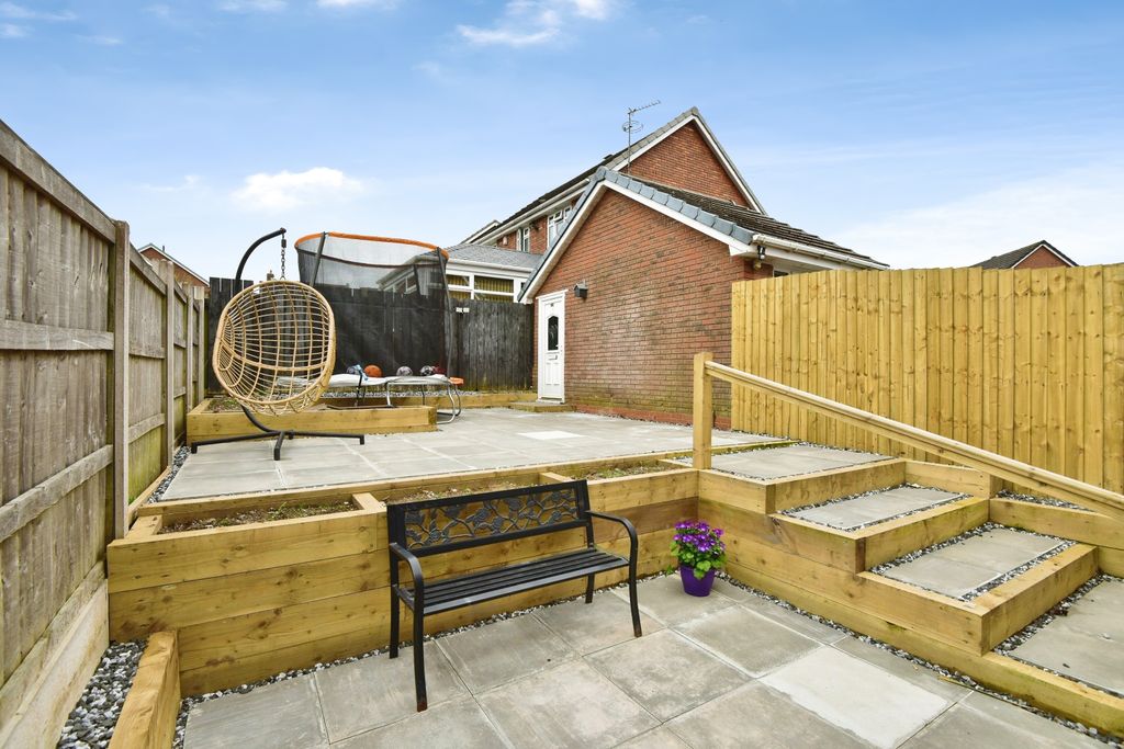 Property photo 2 of 21 Newly Landscaped Garden