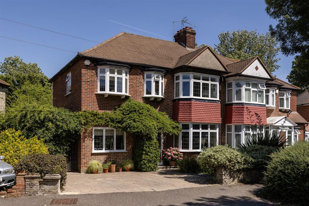 Property photo 1 of 31 Waterhall Avenue, E4