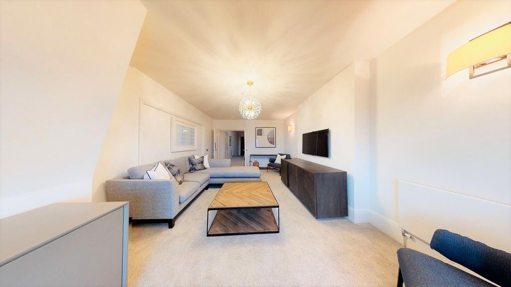 Property photo 2 of 24 Strathmore Ct 4B (17).Jpg