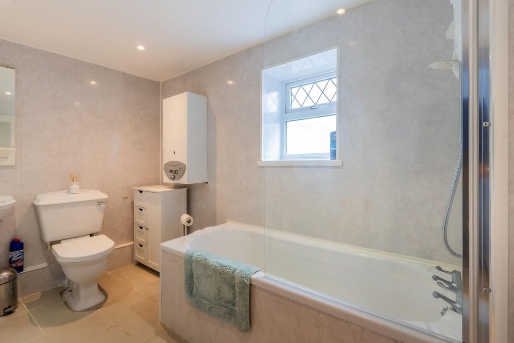 Property photo 2 of 16 Bathroom