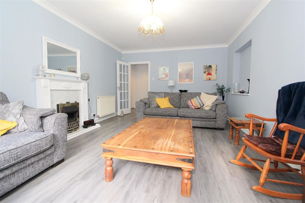 Property photo 2 of 22 Lounge C.Jpg