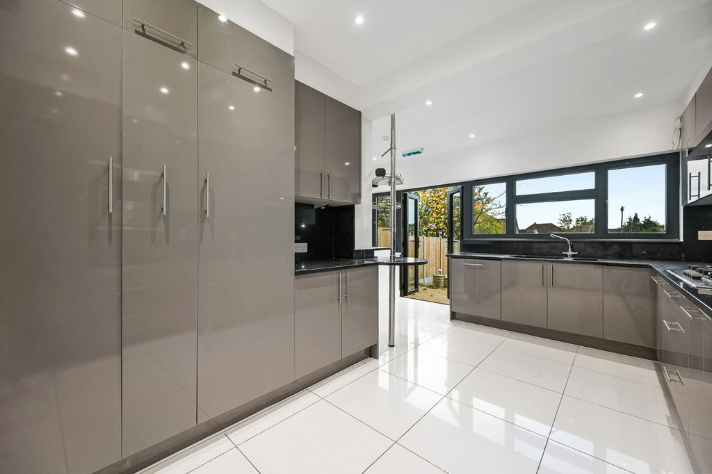 Property photo 2 of 17 Kitchen 2