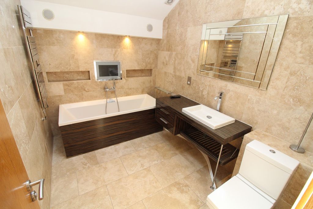 Property photo 3 of 12 Family Bathroom