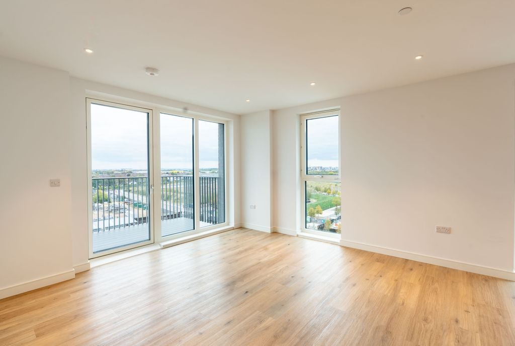 Property photo 3 of 9 Living Space