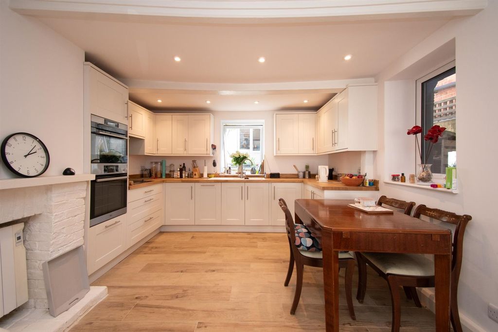 Property photo 2 of 28 Kitchen