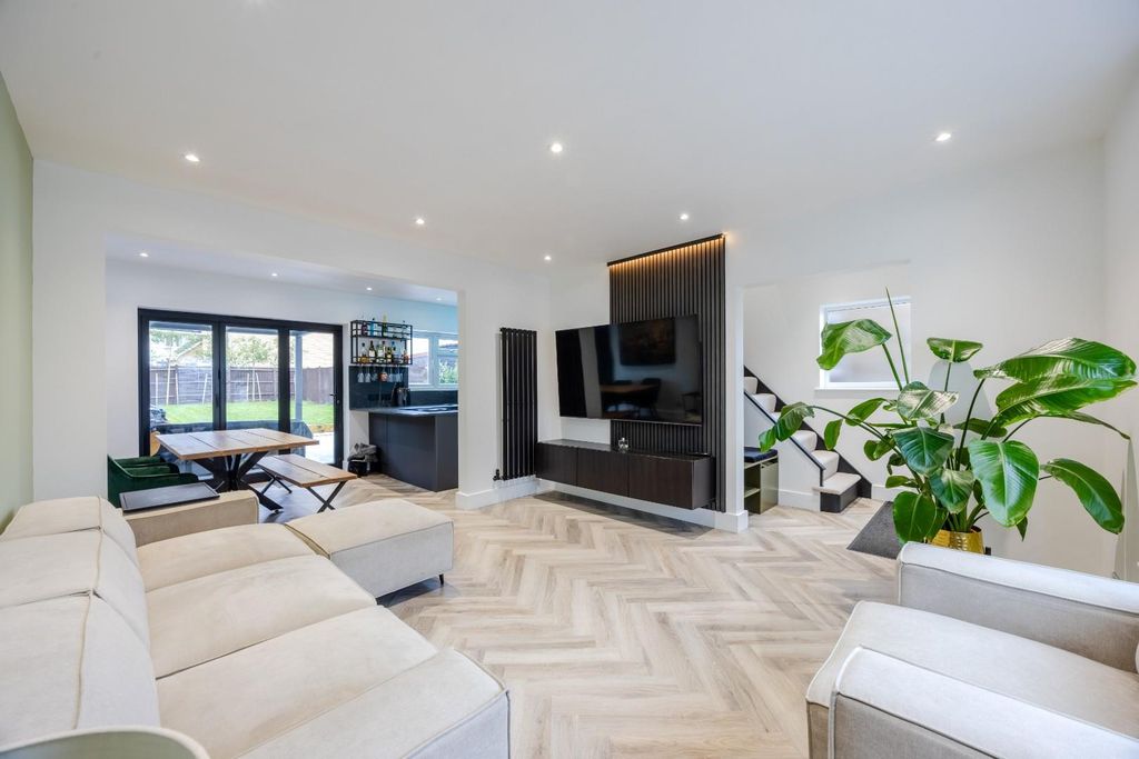 Property photo 3 of 26 Lounge