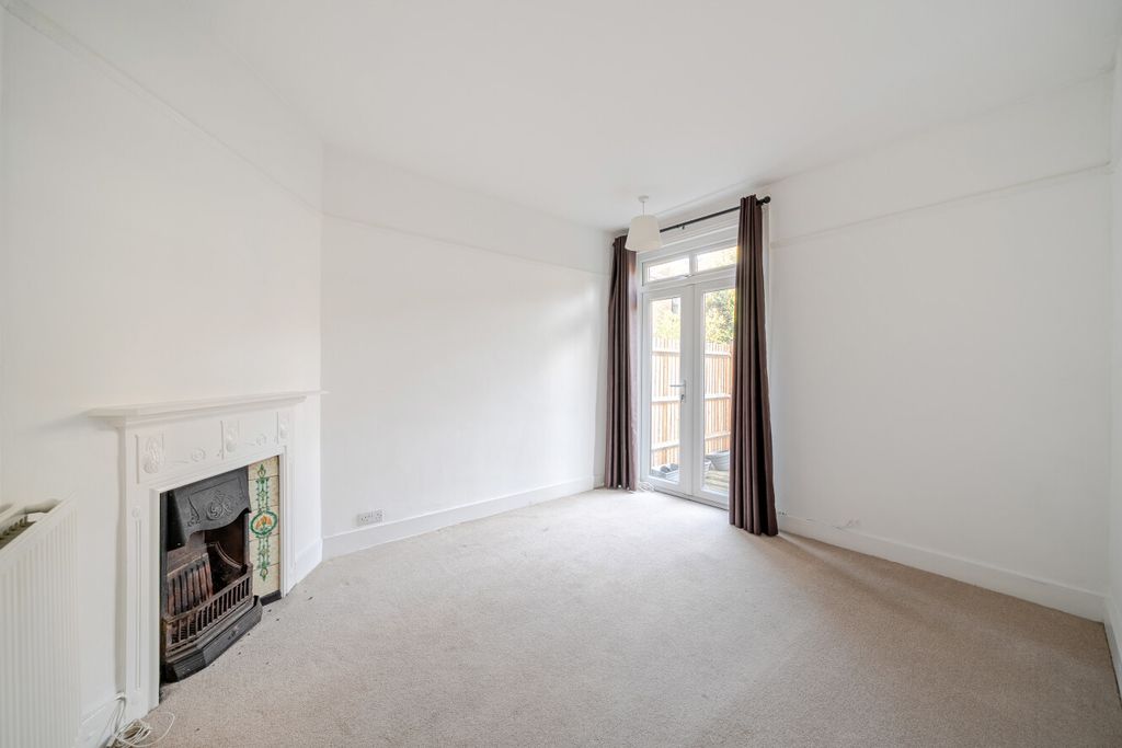 Property photo 3 of 11 1420842-14-699F24...