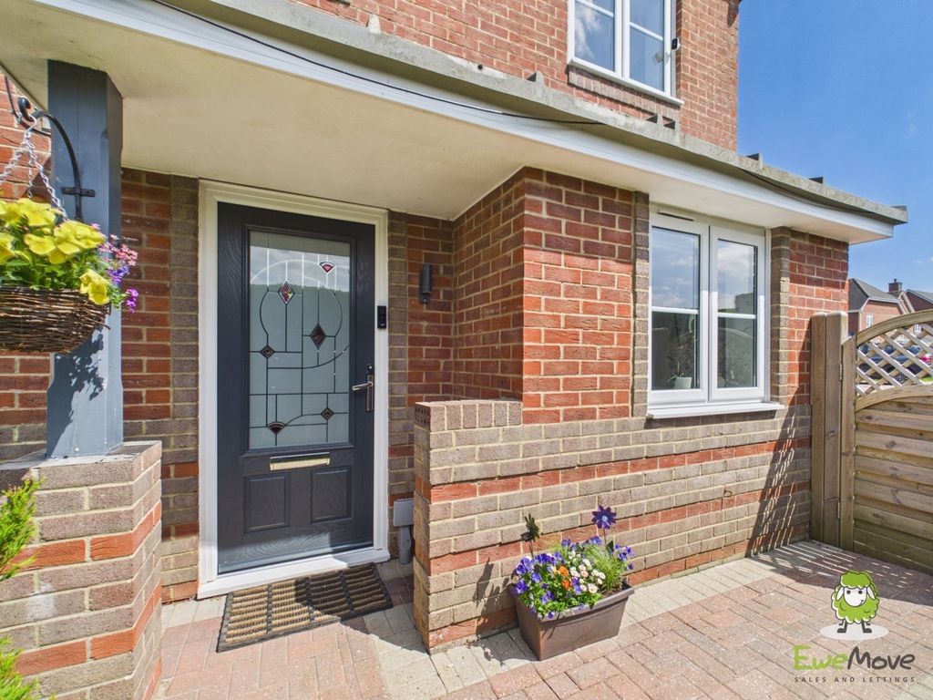 Property photo 2 of 49 Ewemove Estate Agents Basingstoke - 58 Dorset Cres