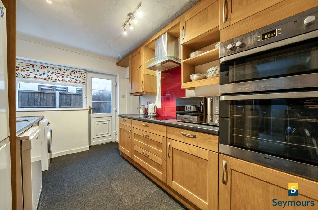 Property photo 3 of 19 Kitchen