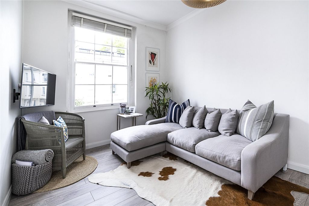 Property photo 3 of 9 Reception