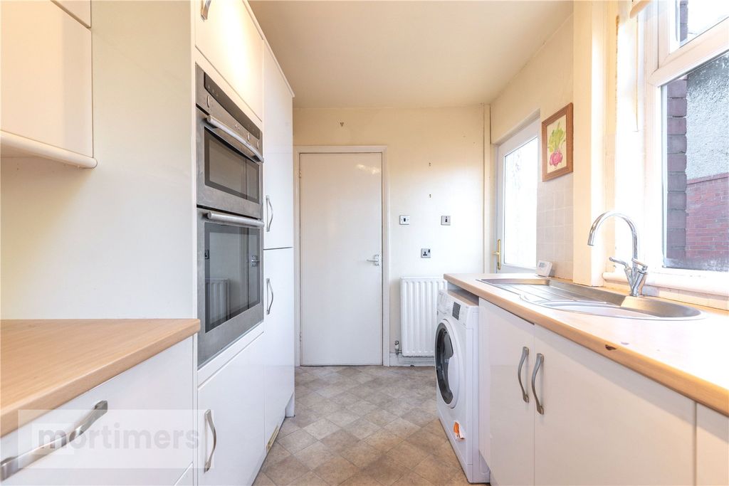 Property photo 3 of 17 Kitchen