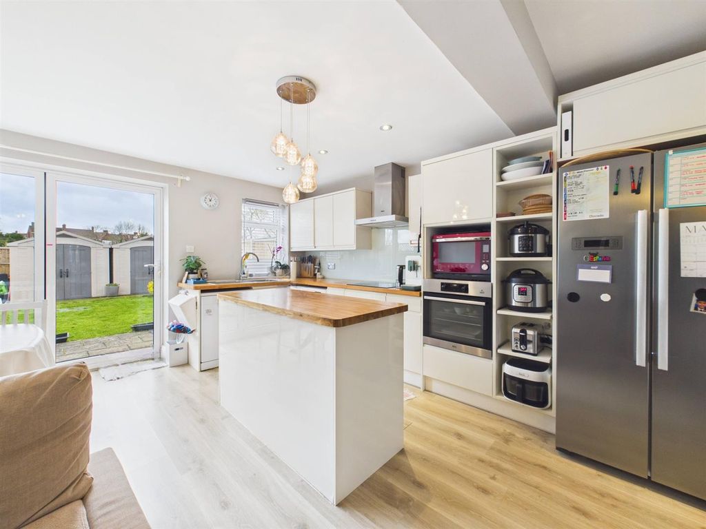 Property photo 3 of 12 Cam05080G0-Pr0321-Still017.Jpg