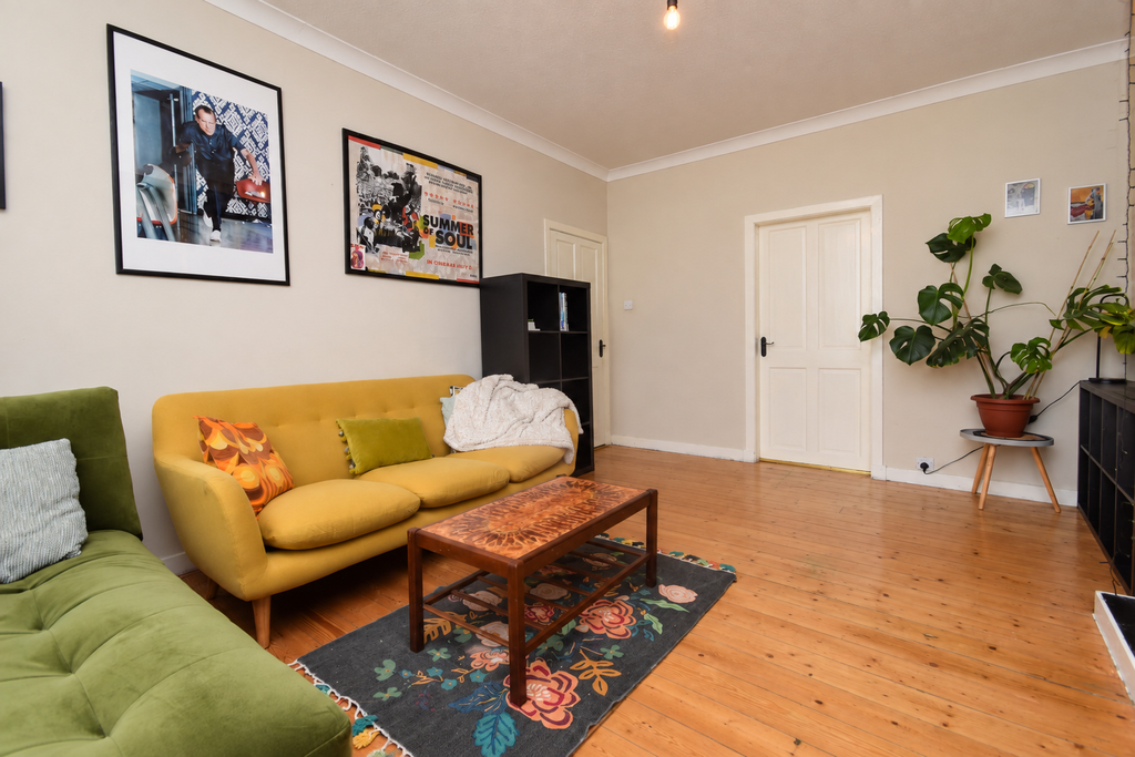 Property photo 3 of 21 Lounge 5