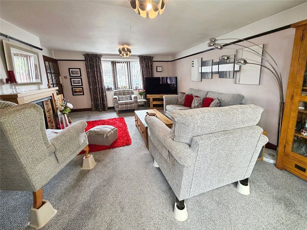 Property photo 2 of 19 Lounge