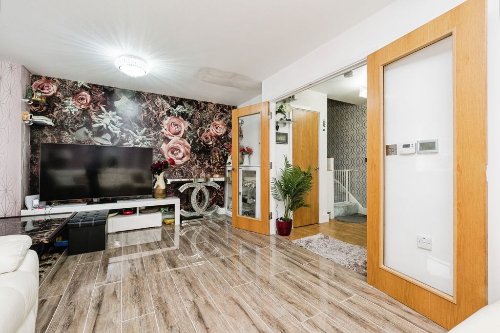 Property photo 2 of 17 Photo