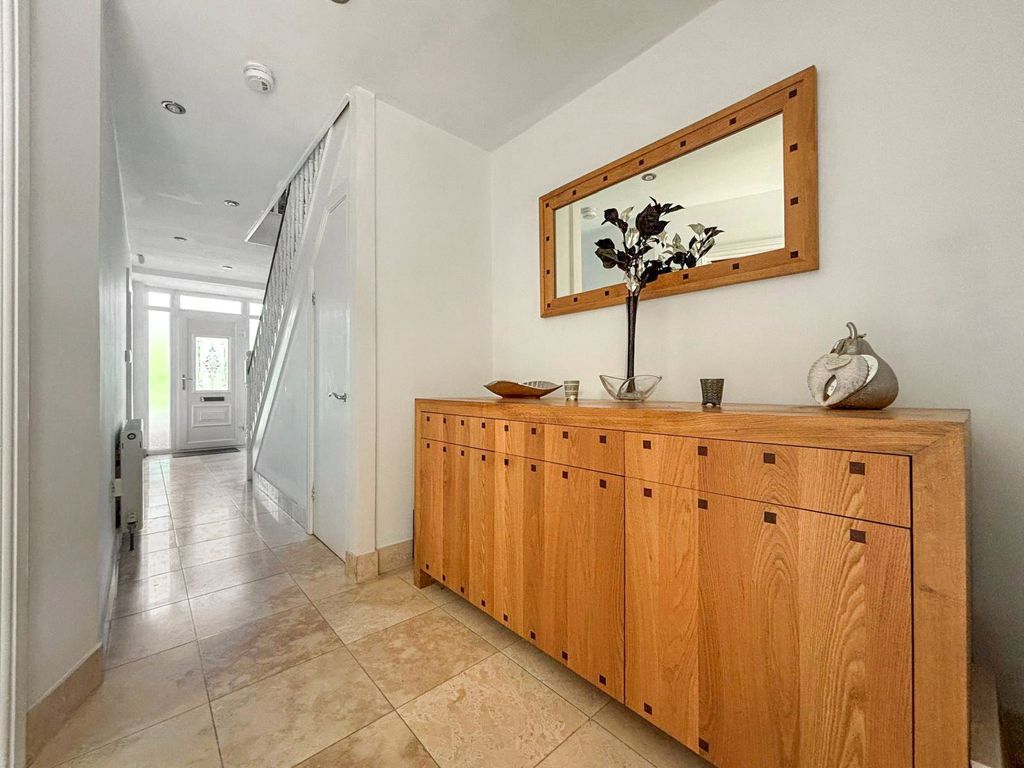 Property photo 2 of 19 Entrance Hall