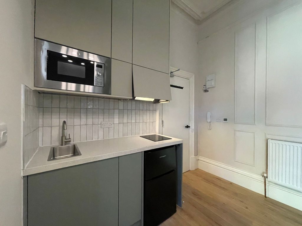 Property photo 3 of 5 Studio - Kitchenette 