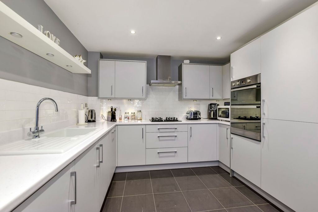 Property photo 3 of 31