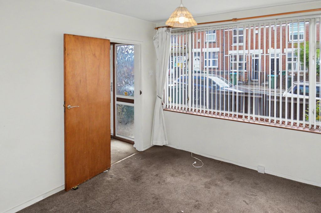 Property photo 2 of 16 108 Northfield Road, Coventry, West Midlands, CV1 2Bp