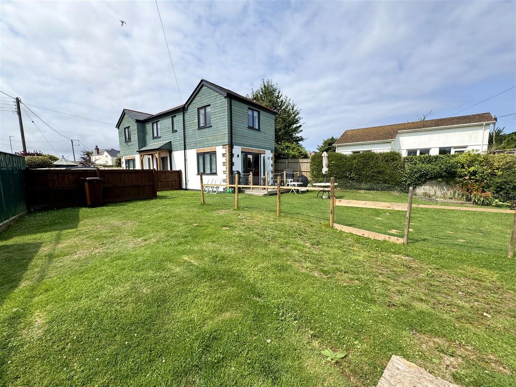 Property photo 1 of 13 Gardens