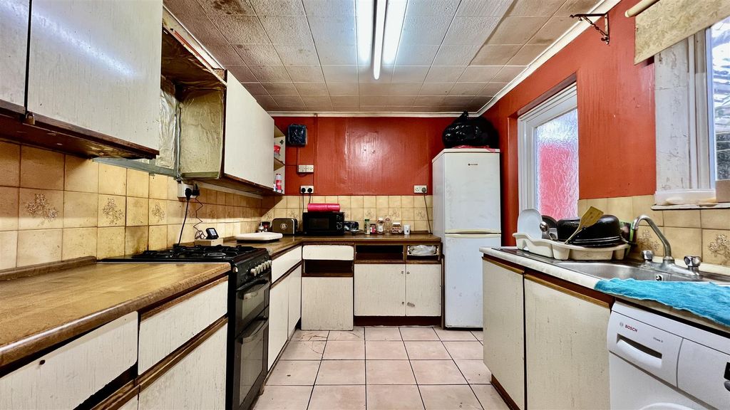 Property photo 3 of 8 Kitchen