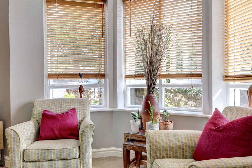 Property photo 3 of 15 Lounge