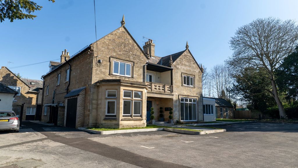 Property photo 1 of 21