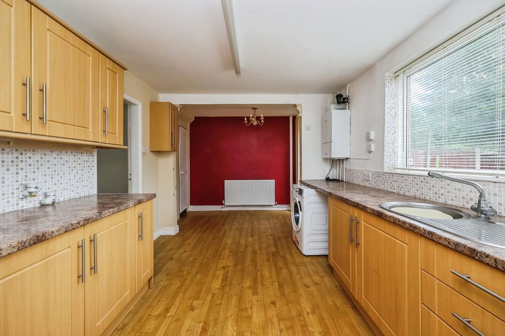 Property photo 2 of 14 Fitted Kitchen