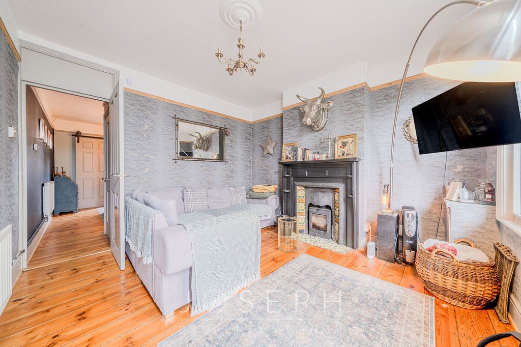 Property photo 2 of 17
