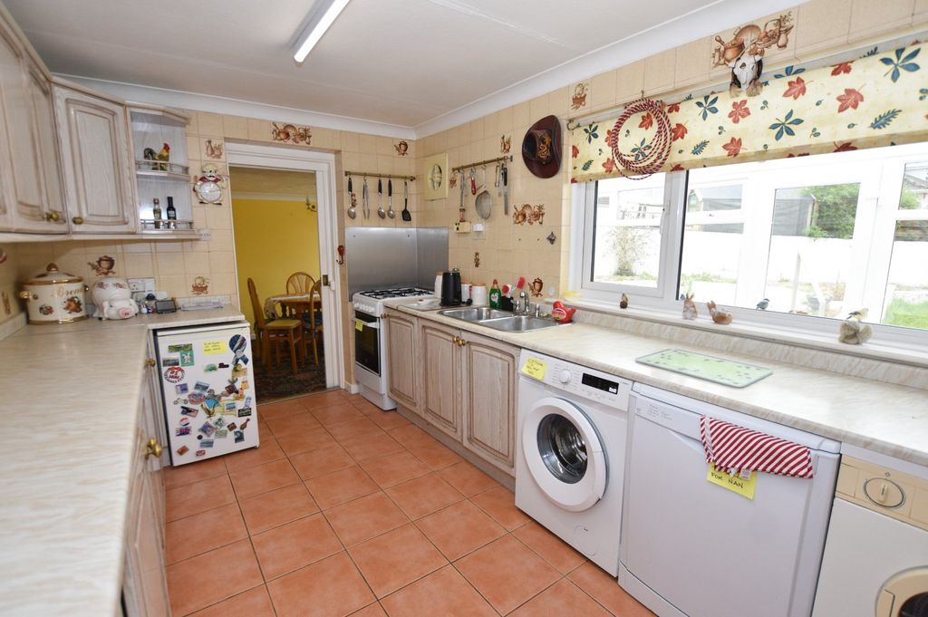 Property photo 2 of 12 Kitchen