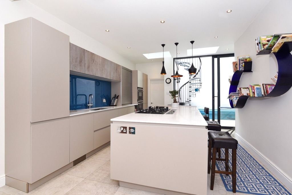 Property photo 3 of 10 Kitchen