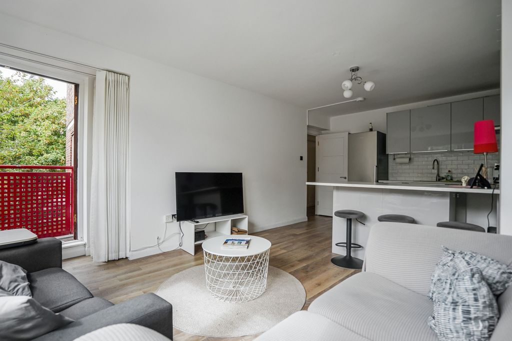 Property photo 2 of 24 Flat 14, Albert Starr House, Haddonfield Estate, Bush Road, Surrey Quays, London Se8 5As