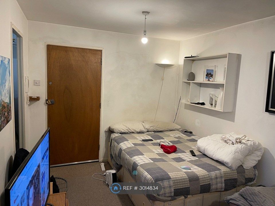Property photo 1 of 8 Bed/Living Area