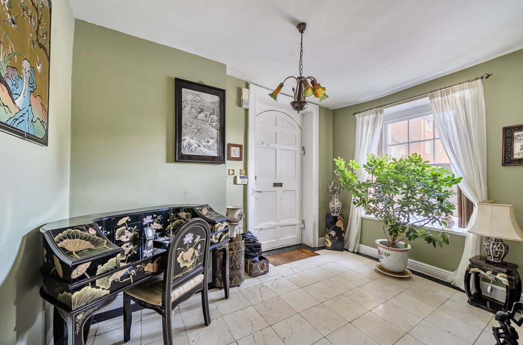 Property photo 2 of 14 Entance Hall