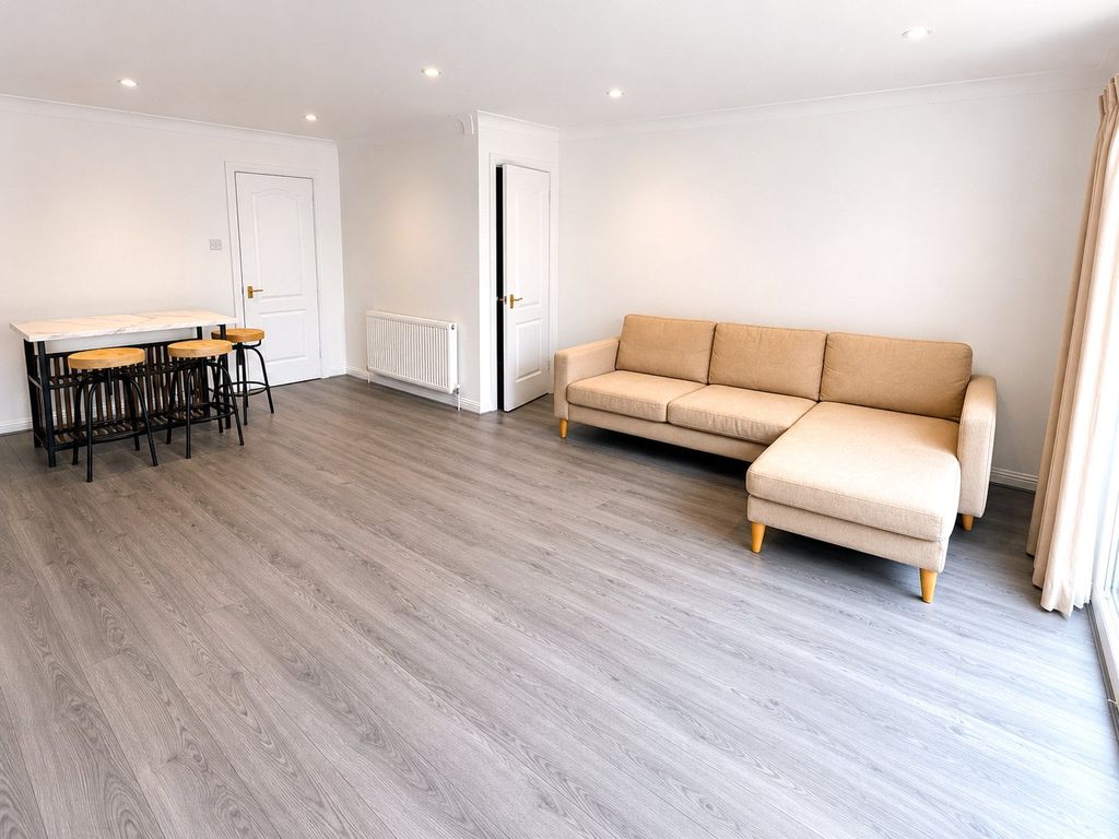 Property photo 3 of 11 Reverse Lounge