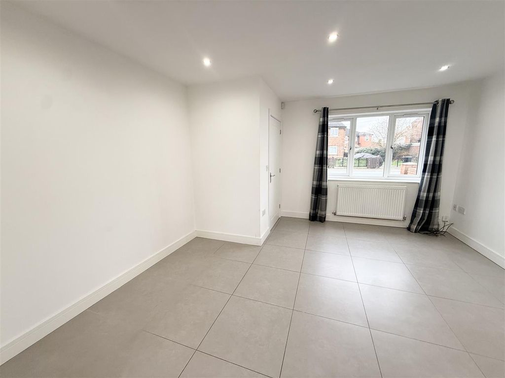 Property photo 3 of 18 Living Room