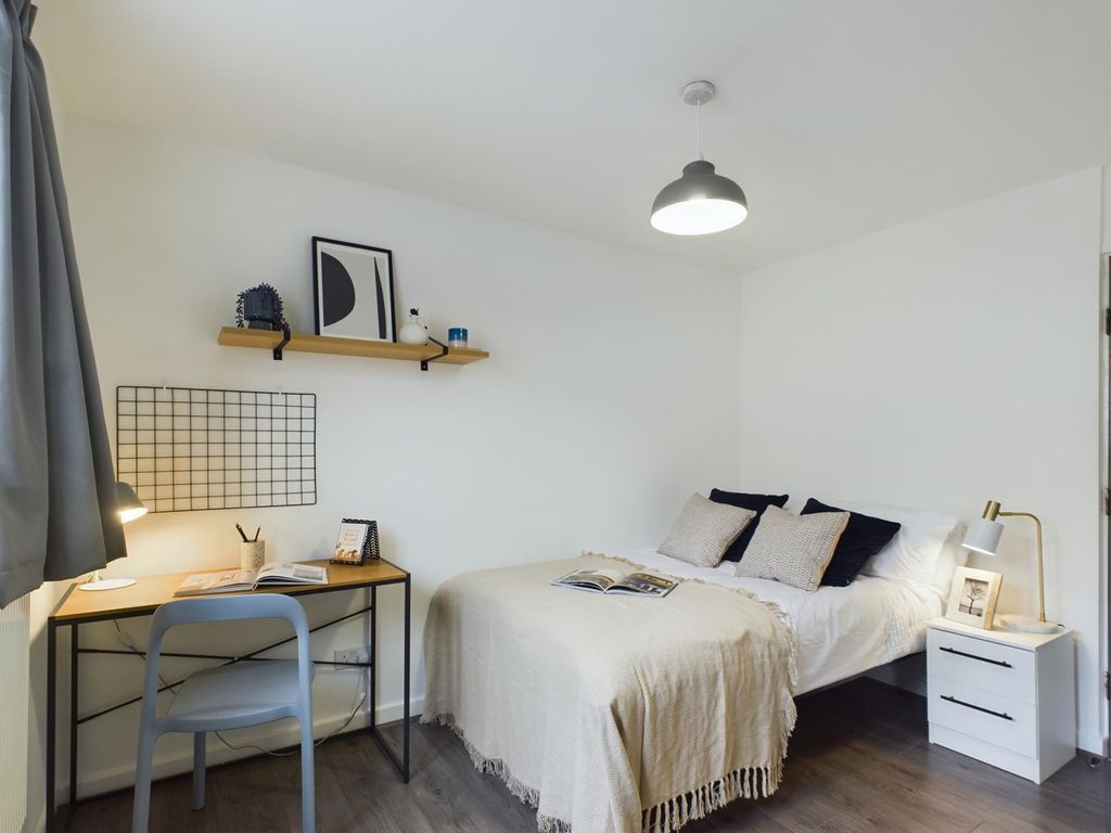 Property photo 1 of 7 A Bright And Inviting Double Bedroom Featuring A c...
