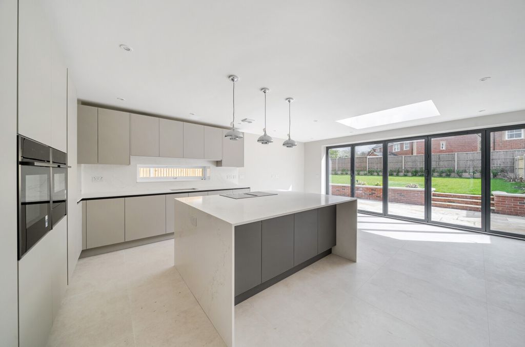 Property photo 2 of 23 Striking Kitchen