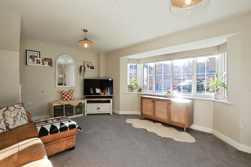 Property photo 3 of 24 Lounge