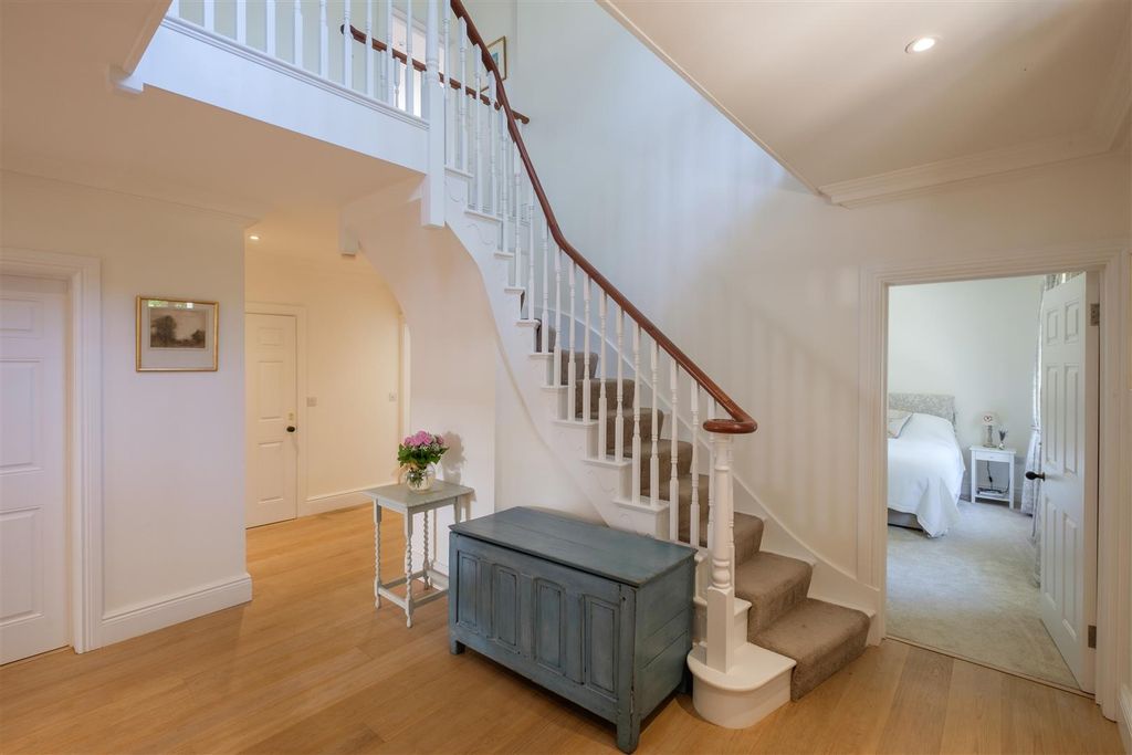 Property photo 2 of 10 Entrance Hall