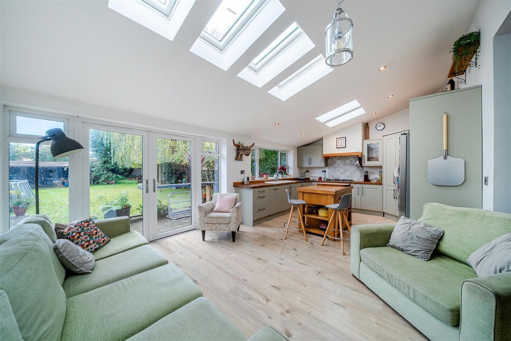 Property photo 3 of 24 Kitchen/Breakfast Room