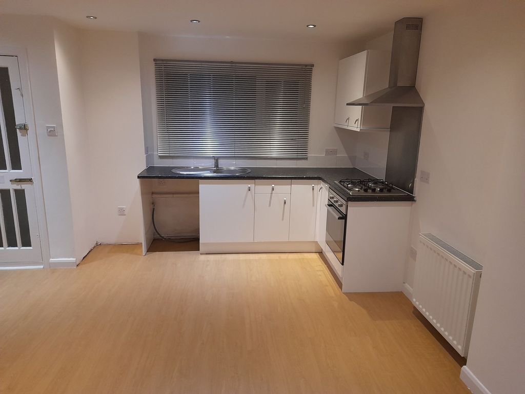 Property photo 3 of 9 Kitchen