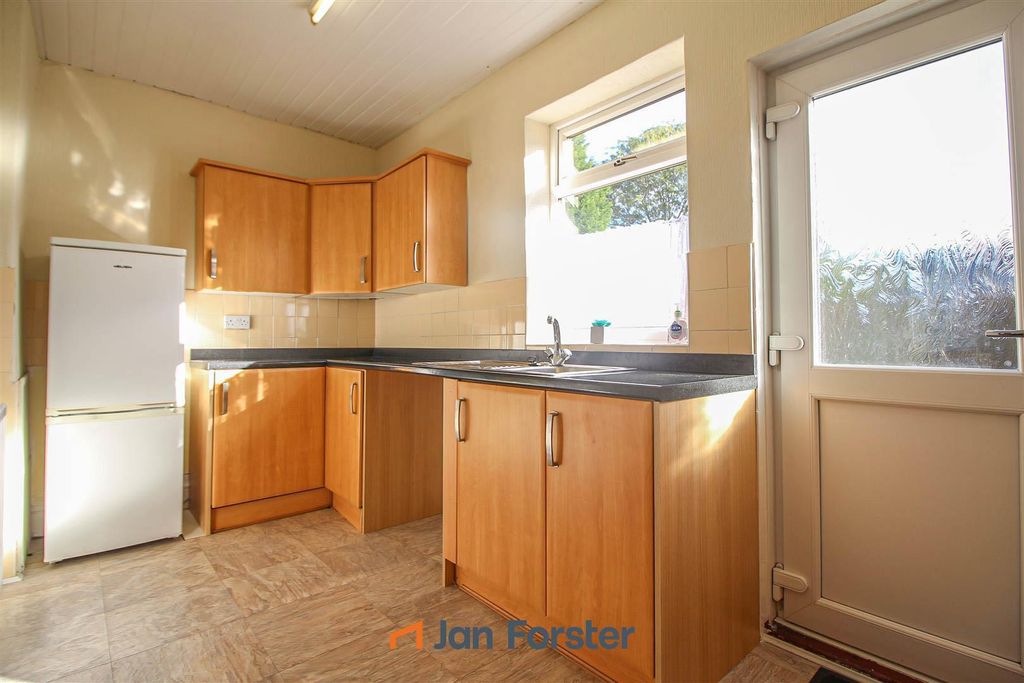 Property photo 3 of 11 Kitchen