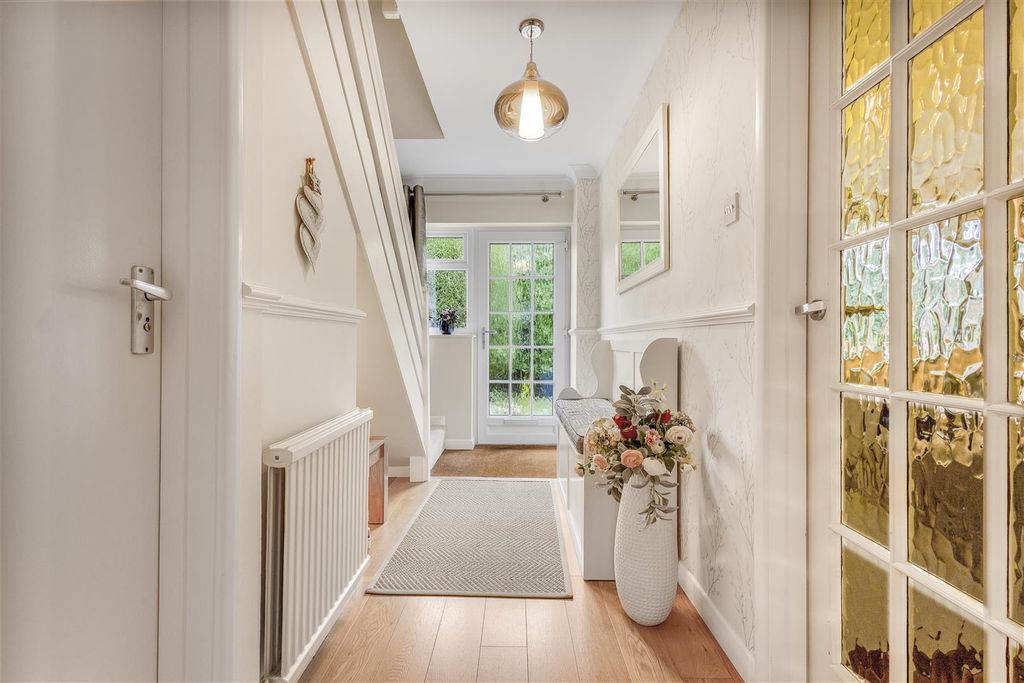 Property photo 2 of 23 Entrance Hall