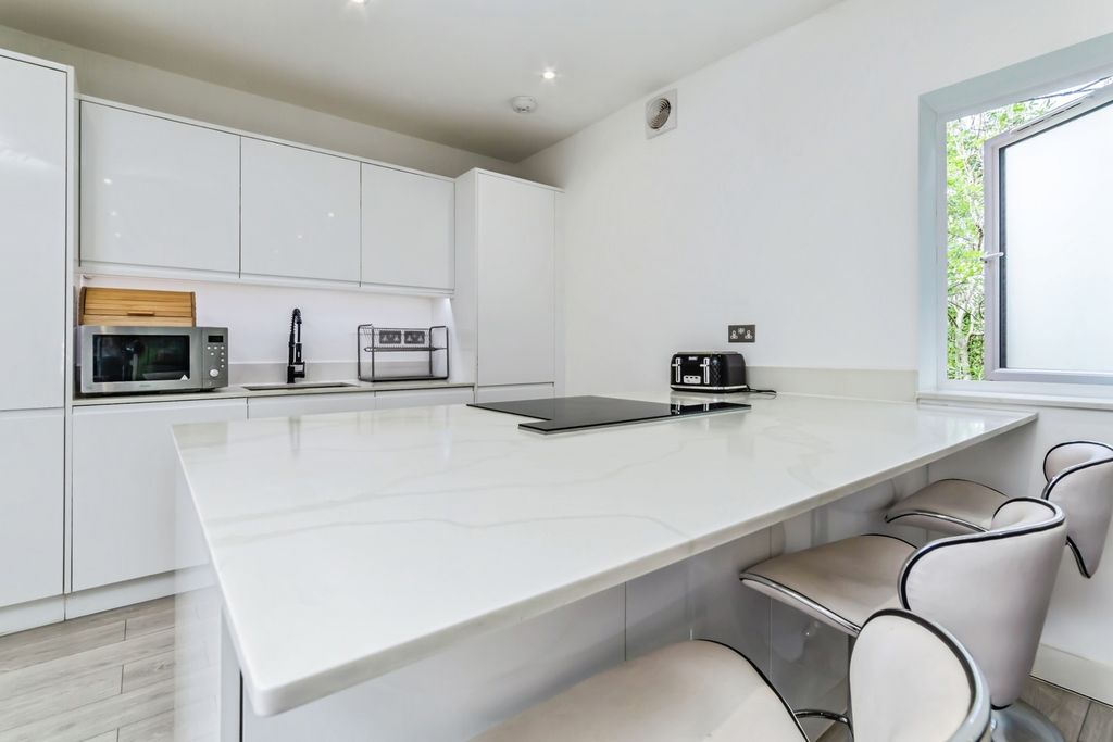 Property photo 3 of 18 Kitchen