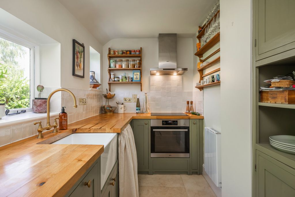 Property photo 2 of 11 Kitchen