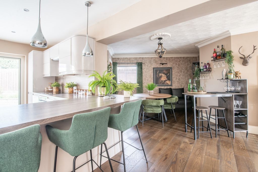 Property photo 3 of 33 Kitchen Bar Area