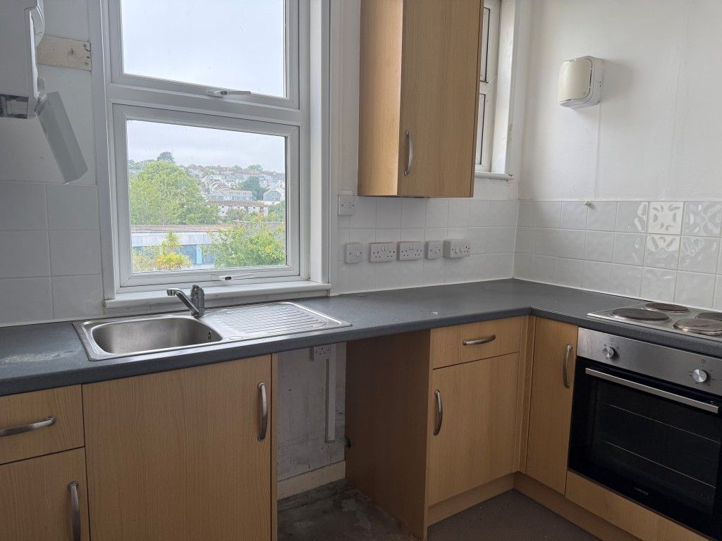 Property photo 3 of 8 Kitchen