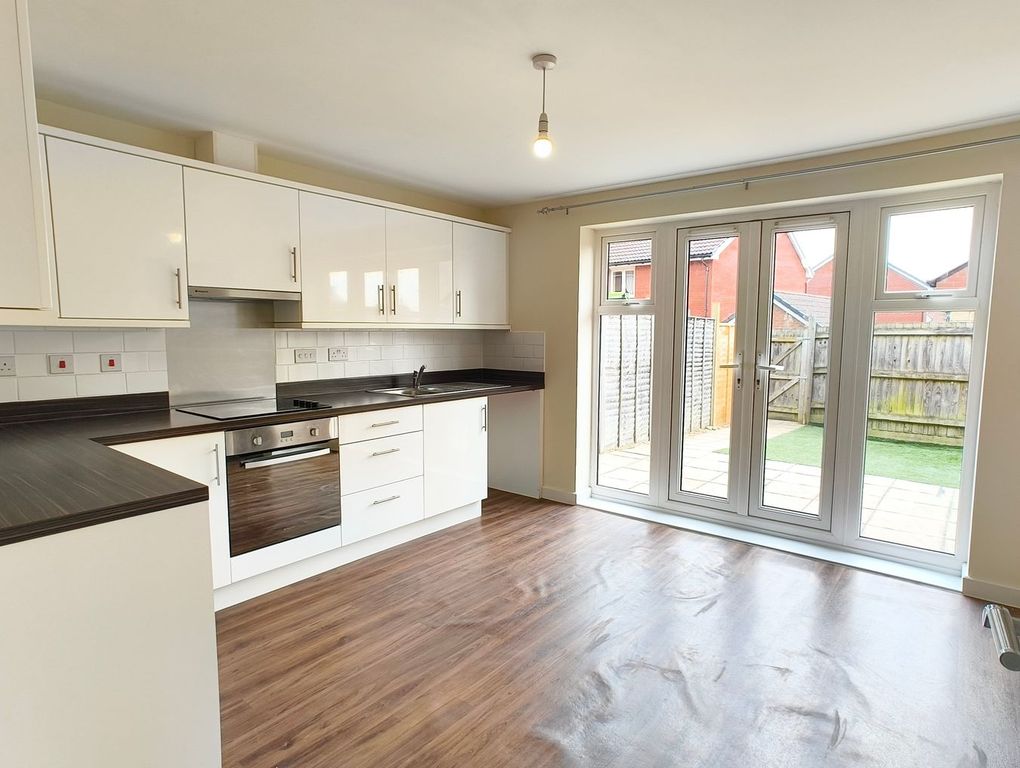 Property photo 3 of 10 Kitchen