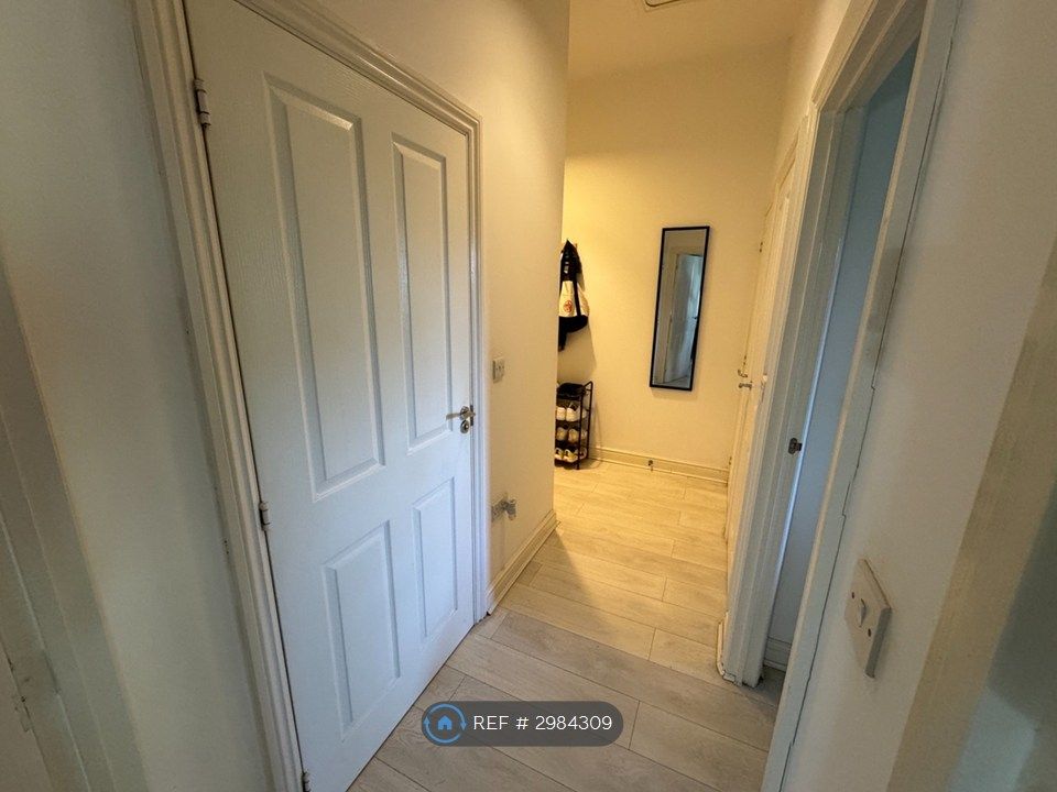 Property photo 2 of 8 Entrance Hall